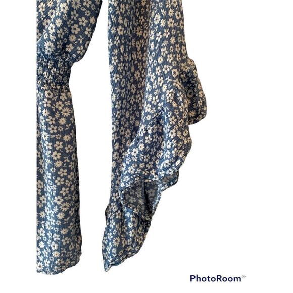 Pink Lily Women's Blue & White Floral Print V-Neck Butterfly Sleeve Blouse Size - Picture 3 of 4